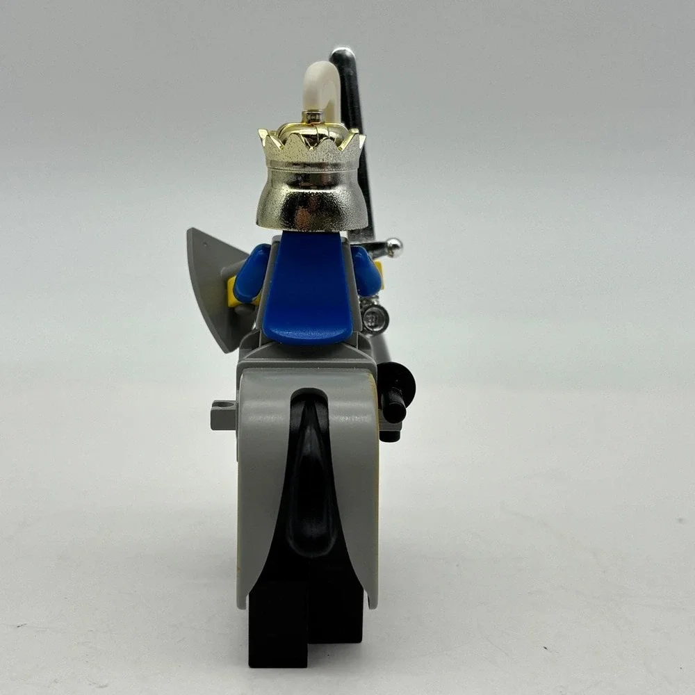 LEGO Castle Royal Knights King Leo Horse Rider Lion Shield Chrome Helmet Vintage